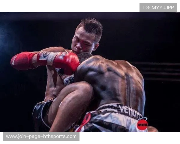 拳击轻量级冠军一拳打断对手护具